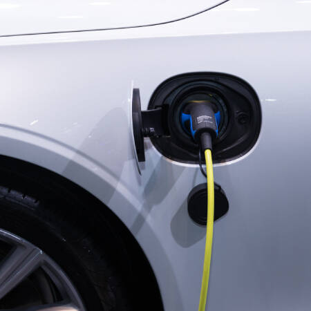 Borne de recharge pour véhicule électrique au Camping Adriano Family Camping Village à Punta Marina Terme Tohapi